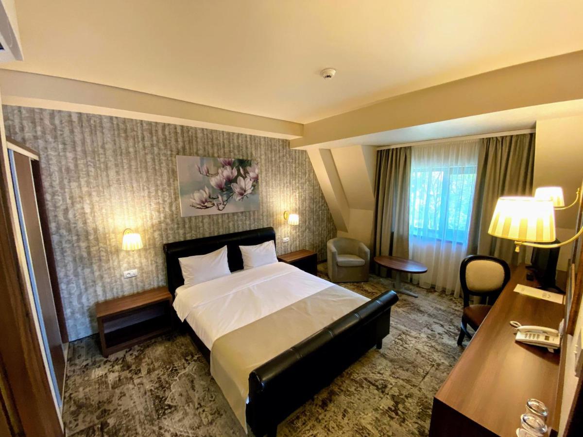 Hotel Arnia Яш Екстериор снимка