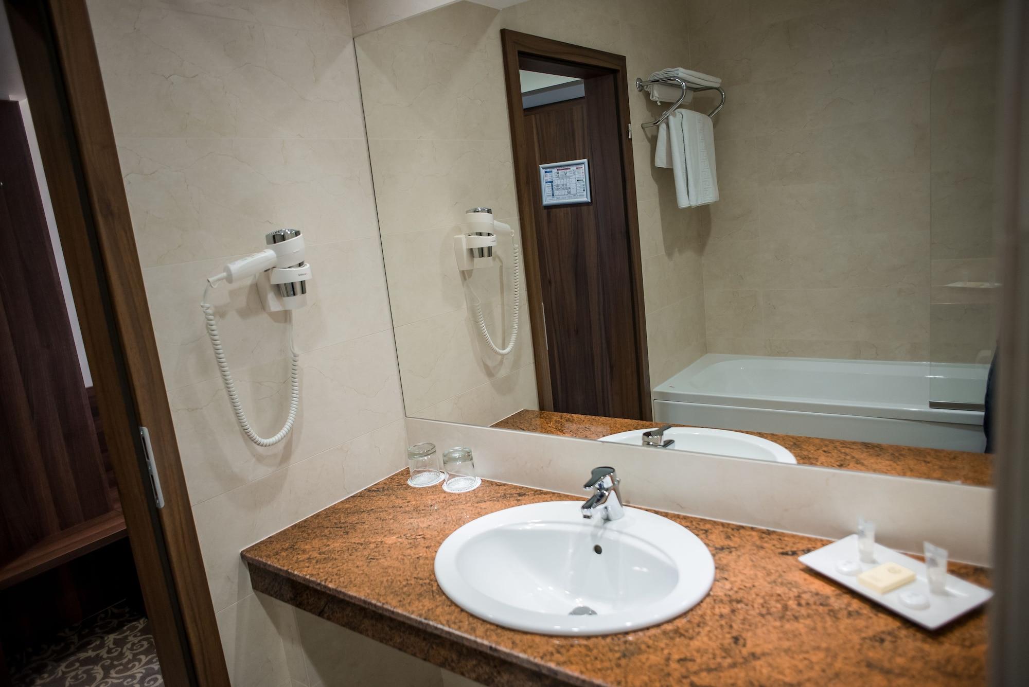 Hotel Arnia Яш Екстериор снимка