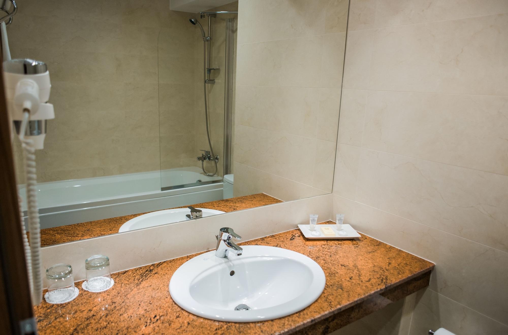 Hotel Arnia Яш Екстериор снимка