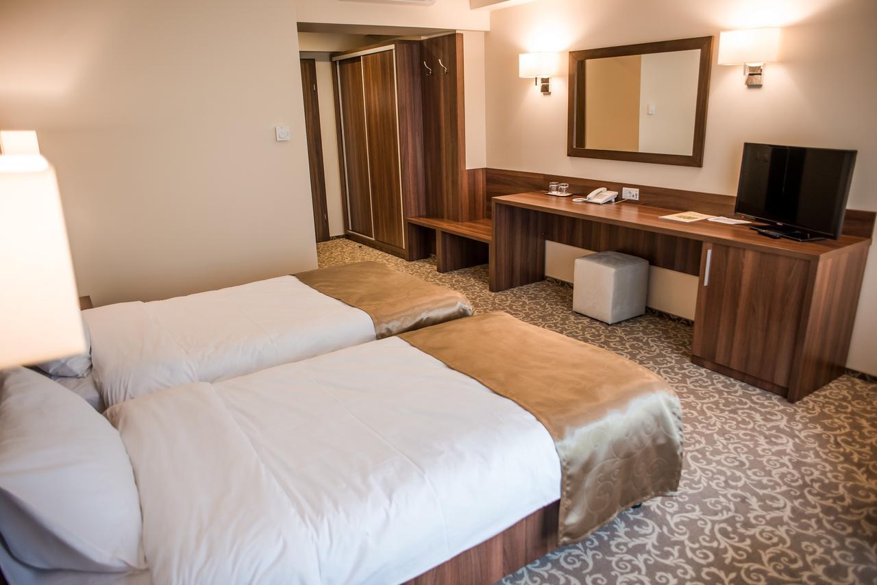 Hotel Arnia Яш Екстериор снимка