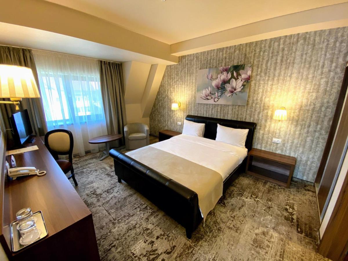 Hotel Arnia Яш Екстериор снимка